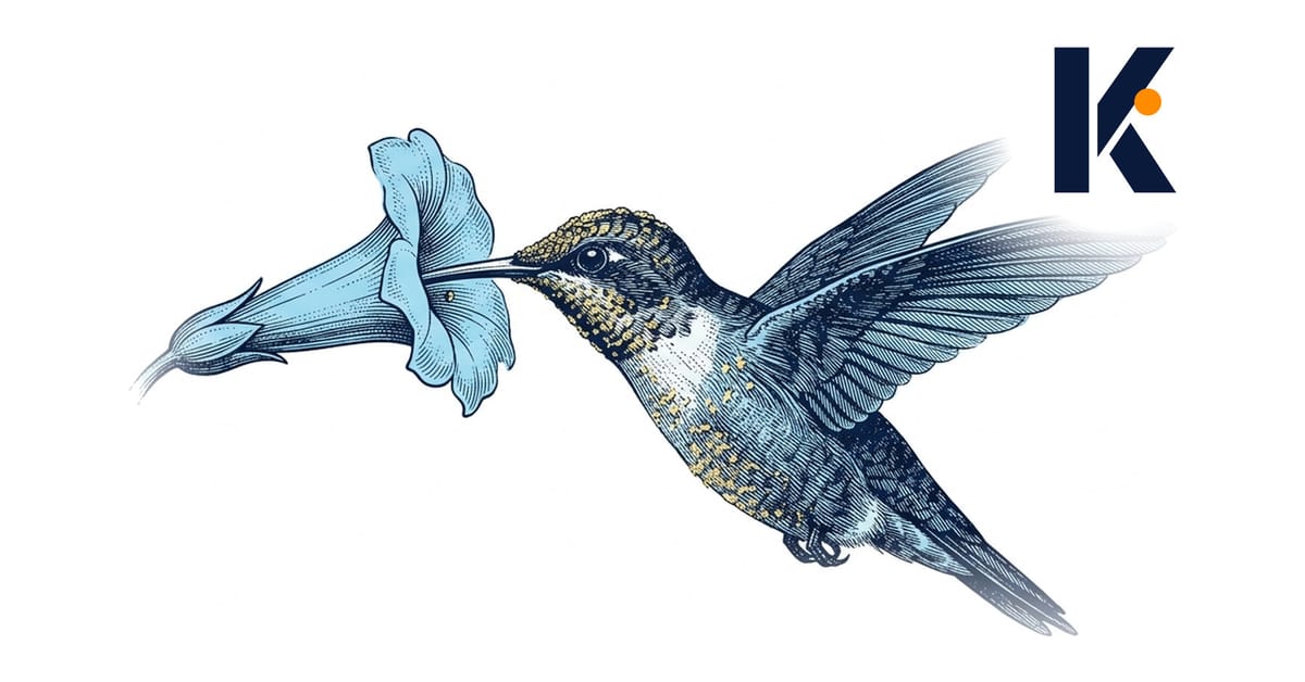 Un colibri en vol stationnaire, long bec dans une fleur tropicale, grains de pollen dorés sur la tête et la poitrine.