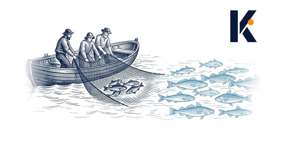 Filet de pêche remonté à bord presque vide, tandis qu'un banc de poissons passe juste hors de portée.