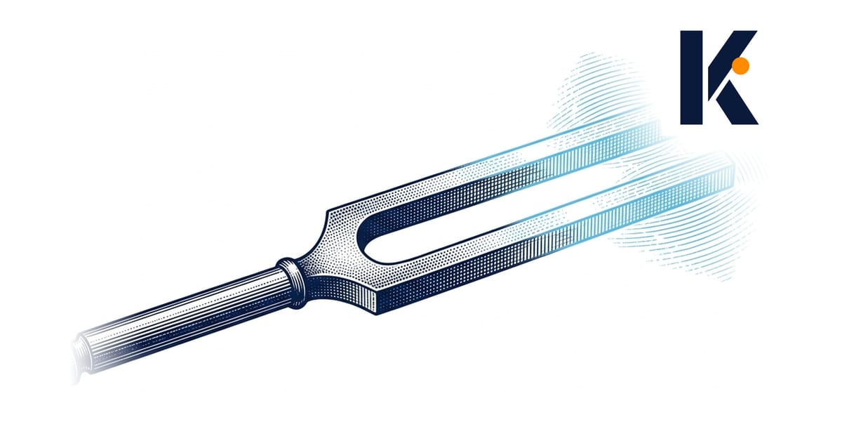 Diapason en laiton, ses deux branches distinctes finement gravées en vibration - planche d'acoustique.