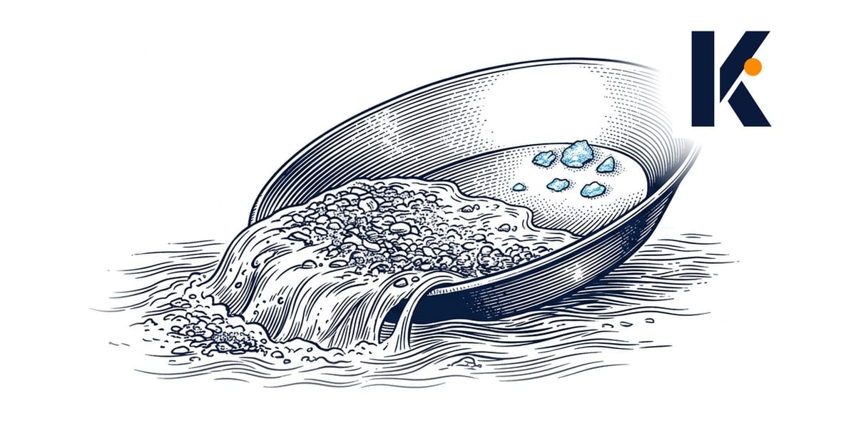 Orpaillage dans une rivière : l'eau et le gravier débordent du tamis, quelques paillettes d'or restent au fond.