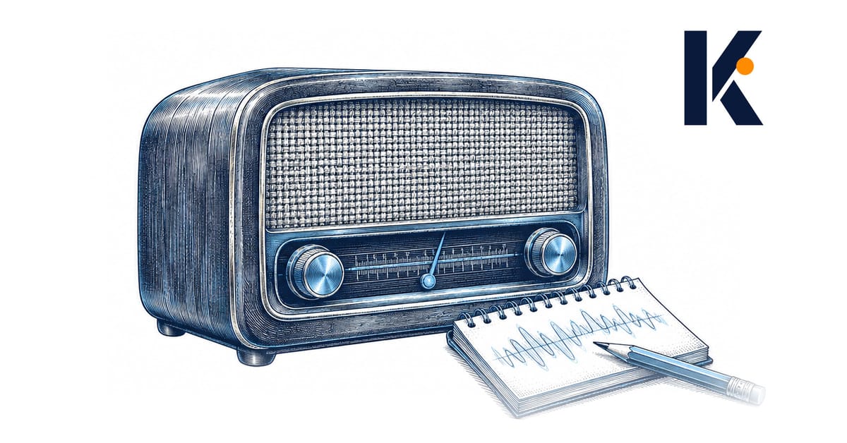 Radio vintage en laiton et bois avec cadran d'accord, posée à côté d'un carnet de terrain - gravure naturaliste 19e.