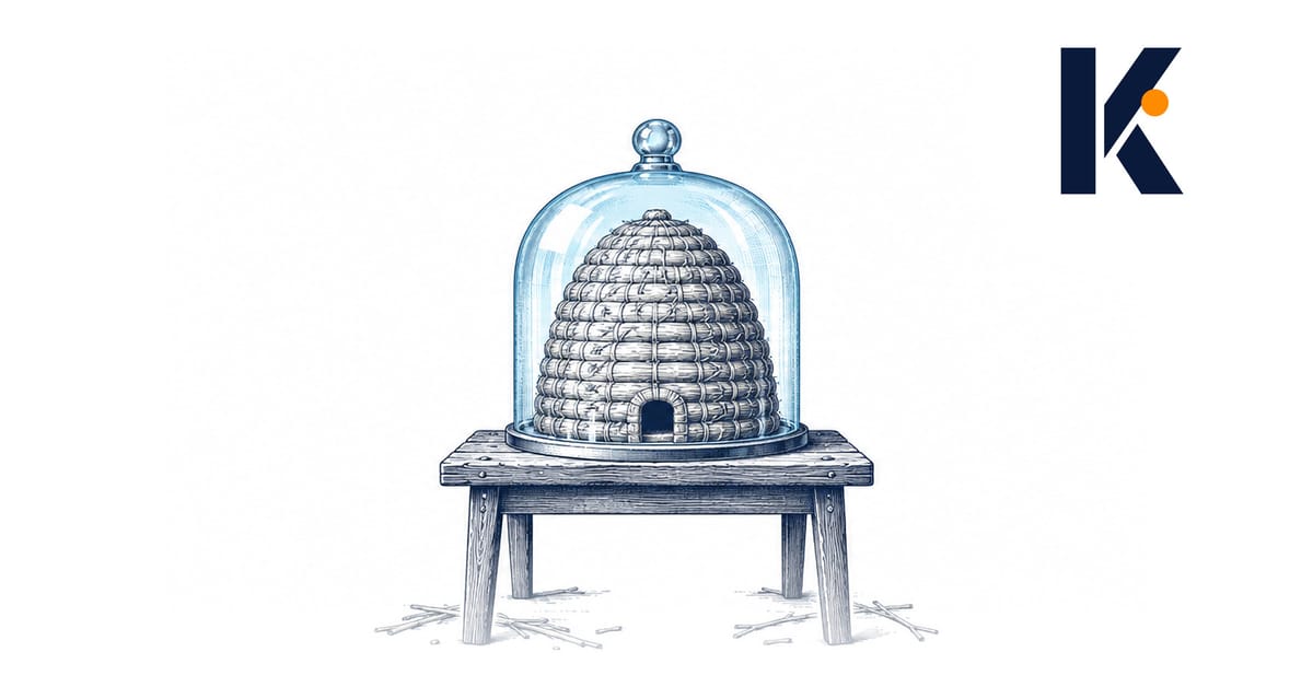 Ruche en paille posée sur une table, entrée vide, sans une seule abeille - gravure naturaliste 19e.