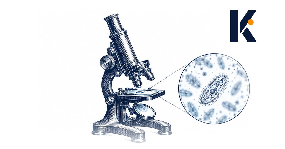 Microscope de terrain en laiton sur une lame d'eau trouble, un seul organisme net parmi la foule - planche naturaliste 19e.
