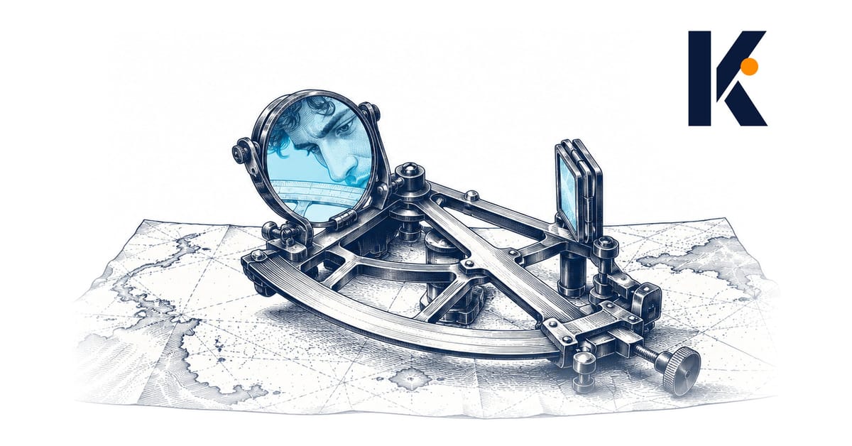 Octant de laiton posé sur une carte marine, son miroir renvoyant le visage de celui qui le règle.